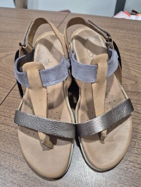 Like New! Ecco Flash T-strap Leather Sandals